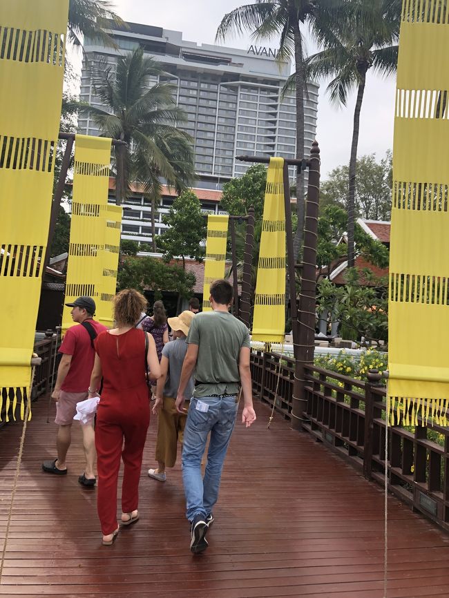 船から降りるとすぐあるのは同じホテル系列アナンタラ。<br />奥にアヴァニリバーサイドホテルがあります。
