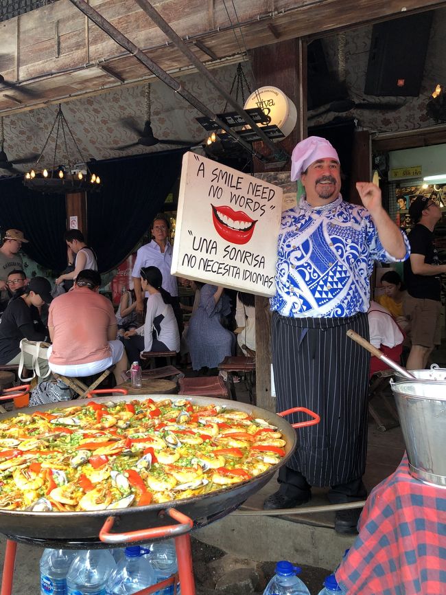 10年ほど前から人気のパエリア屋さんらしい。<br />この店長さん？かな。<br />とにかく明るい！<br />スペインから来た人を大歓迎しながら他のお客さんも巻き込んでました笑笑<br />見ていて面白い。<br />そんなこんなで4時間強くらい滞在した後帰路へ