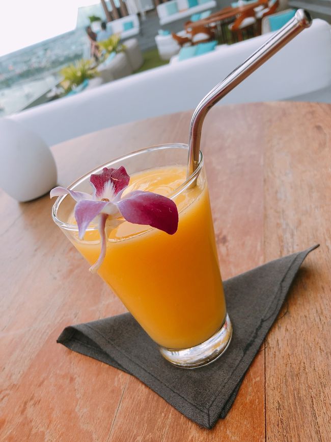 マンゴージュースにしました。<br />ストローがおしゃれ