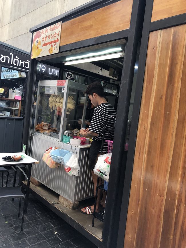 朝いちばんに向かったのはアーリー駅すぐにあるジュブジュブカオマンガイ。店名に違和感を感じてしまうのは私だけでしょうか？<br />こちらは在日日本人含む、現地の方が愛して止まないカオマンガイということで来てみました。