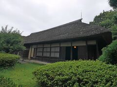 建築当時は居住部分と土間が別棟の民家だったが、江戸時代末期に現在の直屋型（すぐやがた）に改築された。間口13 間、奥行5間の寄棟造りで上総地方最大級の茅葺民家のひとつ。http://massneko.hatenablog.com/entry/2014/09/18/220000