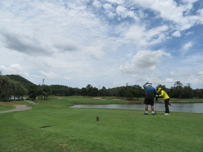 LAEM CHABANG International Country Club<br />同伴者の一人、<br />ハンデもちで、ティもキャディさんがさしてます。<br /><br />前回のラウンドで、ヤヤコース内容解り、スコアーも良くなった。