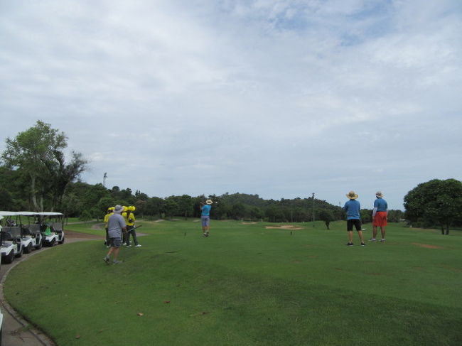 LAEM CHABANG International Country Club<br />【LINKSゴルフバーで参加】2回目<br />特別料金だが前回より少し高い。<br />グリーン費、キャディ費、カート費≒2060バーツ<br />キャディTIP≒300<br />交通費＝250<br />競技費＝200<br />真ん中で打ってる方は、HD6のシングルさん。<br />やはり、軽く打ってるように見えるが、良く飛ばしてます。<br /><br /><br />