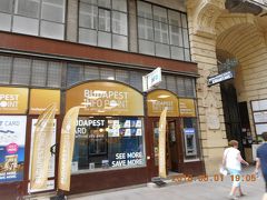 デアーク広場のすぐ近くにあるBudapest Info Point（観光案内所）です。デアーク広場からS&uuml;tő通りを南に１分弱で着きました。ブダペストカードなどを買うことができます。観光案内所が入っている建物もかなり古そうな立派な建物でした。