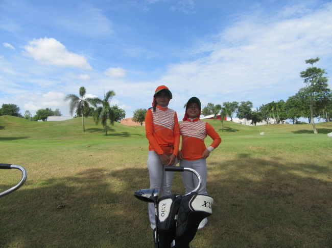 【Pattana Golf Club &amp; Resort】<br />G=900<br />CA=400<br />TIP=300<br />TR=300<br />競技費＝250<br />右、8ヶ月.....但し、他のゴルフコースでキャディしてたとの事。<br />英語が分かって良かった。<br />グリーン読みは、同伴キャディさんに確かめてました。<br />まだ、キャディ仕事は厳しいね。