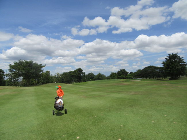 3組で、自分の組は、3人の歩きプレー。<br />ハンデ＜1＞の方とのランドで、ヤヤ緊張の日でした。<br /><br />ヤッパリ、良く飛ばします。<br />グリーンにてこずってたので、グリーンではヤヤ安堵感。<br /><br />■自分の学校はゴルフコースですと言い張る、ゴルフ好きファラン。<br /><br />ハンデ多く貰ってたので、入賞。