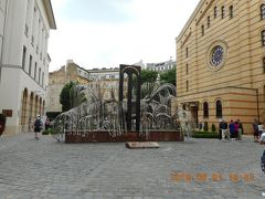 Raoul Wallenberg Holocaust Memorial Park（ラウルウォレンバーグホロコースト記念公園）にあるモニュメントです。公園となってますが、中に入るには有名なシナゴーグであるドハーニ街シナゴーグからしか入れなかったと思います。シナゴーグは有料で２０００円くらいだったと思います。博物館も含めた料金だったので高くはないけど個人的にはドネーションレベルを超えているので、微妙でした。このモニュメントはヴェシェレーニ通りから見ることができました。