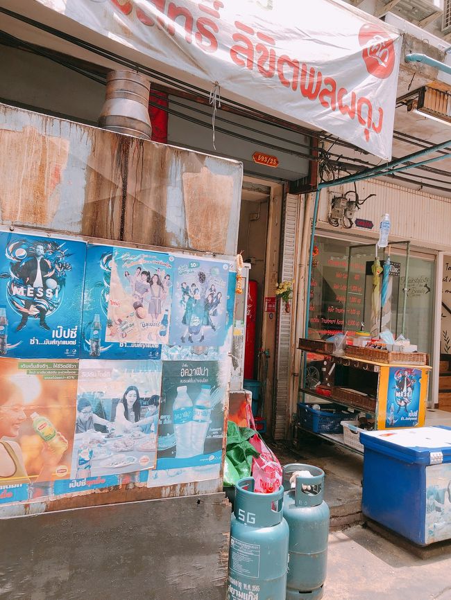 昨日も訪れたプロンポン駅。日本人街近くにウタイというガパオやさんがあってそれを食べてガパオが好きになったと昨日の日本人が話してたので、、<br />行くしかないと来てみた。