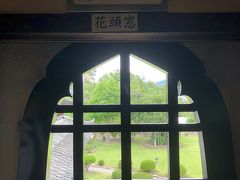 辰巳附櫓の花頭窓。
窓の上方が尖った特殊なアーチ型になった窓を花頭窓という。禅宗寺院の建築に見られる形式で、中国におこり我が国へは鎌倉時代に入った。それが後には、城郭建築にも広がった。
松本城では乾小天守四階に1箇所、辰巳附櫓二階に2箇所設けられている。窓の内側には、引分の板戸が付き、下の敷居には水切りの小穴があけられている。