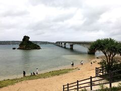 橋を渡って振り返る古宇利島。