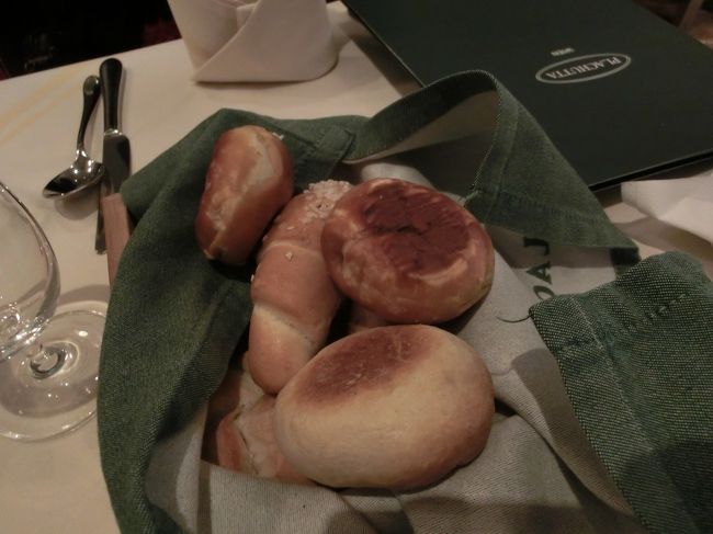 夕食はプラフッタ ヴォルツァイレ。<br />店内は高級感のある内装なのにとっても騒がしい！<br />後ろに中国人の団体がいました。。