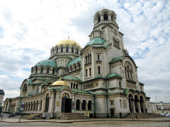 アレクサンダル･ネフスキー大聖堂に来ました。

露土戦争(ロシア帝国とオスマン帝国の間で起こった戦争)の犠牲者20万人のロシア人兵士を慰霊する目的で1882年に着工し40年の歳月をかけて建立された、ロシア皇帝アレクサンダル2世の名を冠した寺院。5000人を収容できるそうです。

12のドームを持つネオ･ビザンチン様式の壮麗な大聖堂ではミサが行われていました。