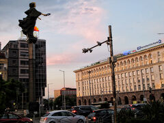 地下鉄セルディカ駅そばに立つ「Saint Sofia Monument」。
右向こうの建物はツム百貨店。