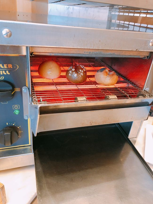 ハード系のパン屋や食パンを焼きます<br />焼きあがると下に落ちてくるタイプ