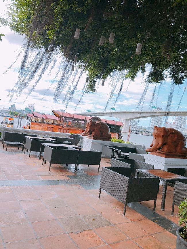 船から降りると最初に見えるbar