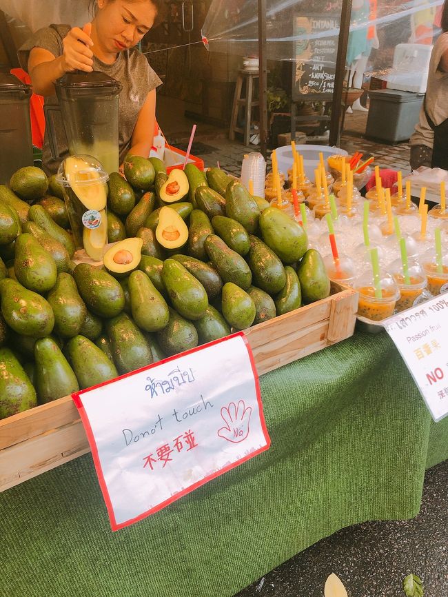 そんなこんなで17時を回っていたのでサンデーマーケットへ向かいます。と、言ってもターペー門の通り旧市街側でやっているのですぐ行けちゃう。<br />今回のホテルチョイスは大正解♪<br />早速アボカドに惹かれて買ってみた