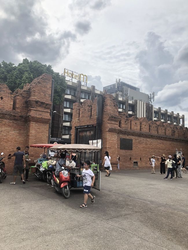 ターペー門到着！レンガ造りだけ見てるとアジアな感じがしません。<br />レンガ内側が旧市街、外側が新市街だとか。