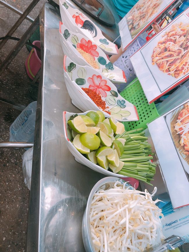 選んだのはパッタイ。<br />自分で好きな野菜を盛れるなんて嬉しいサービス