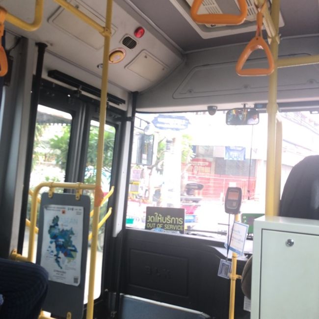 チェンマイ市内までは空港から循環バスが出ています。一律20バーツ。タイミング良く出会えれば旧市街あたりでも乗れるようですが、残念ながらそのタイミングは来ず。<br />そして、宿泊場所をターペー門付近にしたおかげで誰に言っても分かってもらえる。<br />乗車したお客さんにも降りるタイミングを教えてもらい無事到着。