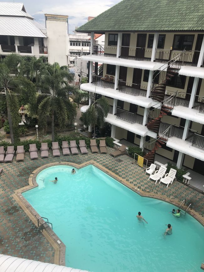 ホテルはターペーから徒歩2、3分でした。<br />部屋は4階。階段のみ。<br />安いだけあってめちゃ古い！<br />でも、寝るだけなのでマイペンライ♪