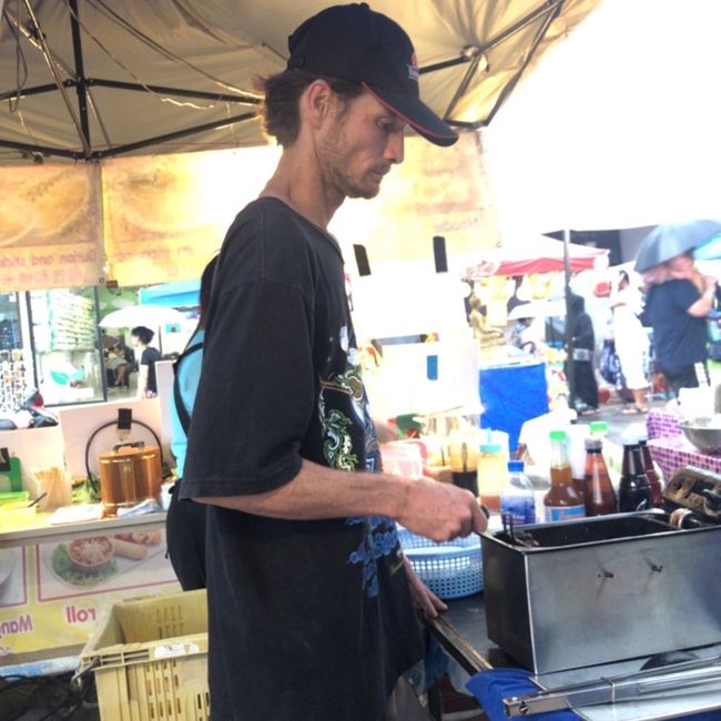 雨が降ってきたタイミングで美味しそうなお店を発見！雨宿りも兼ねてご飯にしましょ。