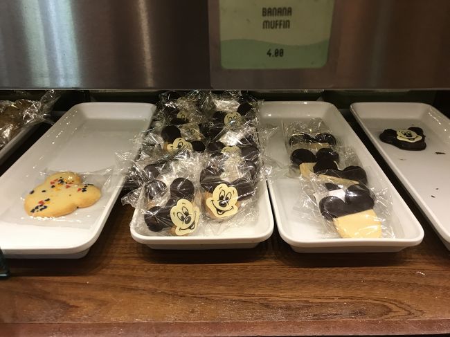 これは、ビーチ近くの売店。<br />ミッキーの形のパンやサラダ、ピザなど売ってます。