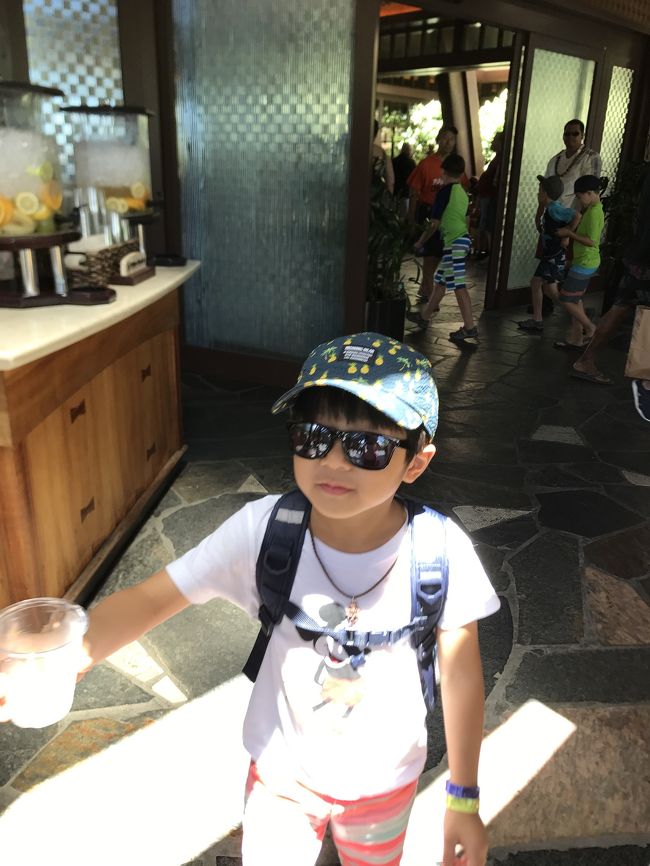 名残惜しいけど、アウラニチェックアウト。<br /><br />ウェルカムウォーターを飲む息子。<br />息子はチェックイン時にもらった、ウェルカムネックレスを<br />ハワイ滞在中ずっと身につけていました。