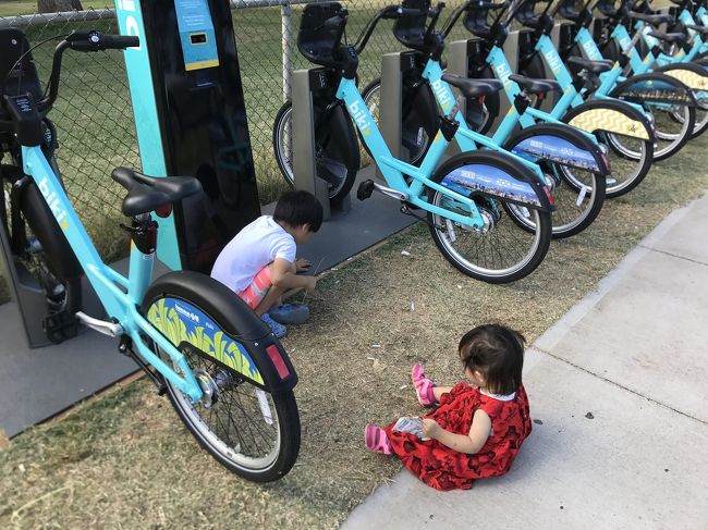 で、チェックインまでは、ホテルからすぐの<br />テディービガーバーガーでランチ。<br />ワイキキの端っこなのに、人気店の様で日本人も沢山！<br />30分近く待った様な･･･<br />ビーチで美味しくいただきました♪