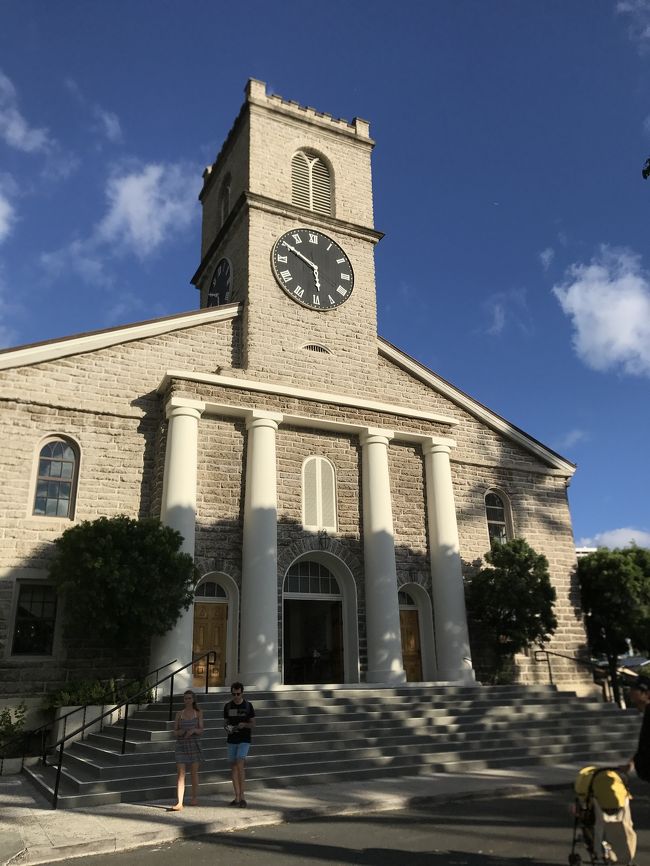 結婚式の日は、なされるがまま？な感じで、<br />周りの景色とか見れなかったので、こんな大きい教会だったんだ、と実感。<br /><br />娘は抱っこ紐でお昼寝中でしたが、教会の前で家族4人写真撮ってもらいました！