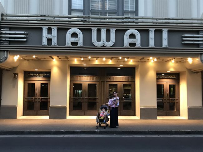 そして、ここも思い出のスポット。<br />ウェディング撮影でやってきた、HWAIIシアター☆<br />夜のダウンタウンはちょっと危険らしいので、ささっと撮影しました。<br /><br />で、この後、ダウンタウンでロスドレスを発見して、お買物♪<br />ママはコーチのスニーカー60ドルぐらい、<br />パパはコンバースをGET。