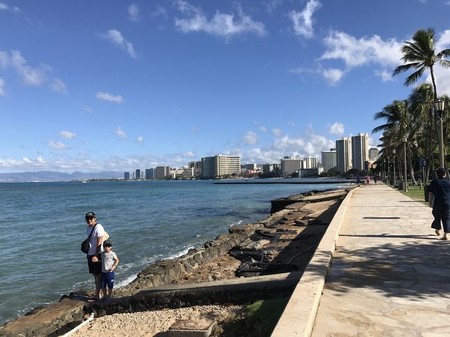 振り返るとワイキキのホテルたちが見えます。