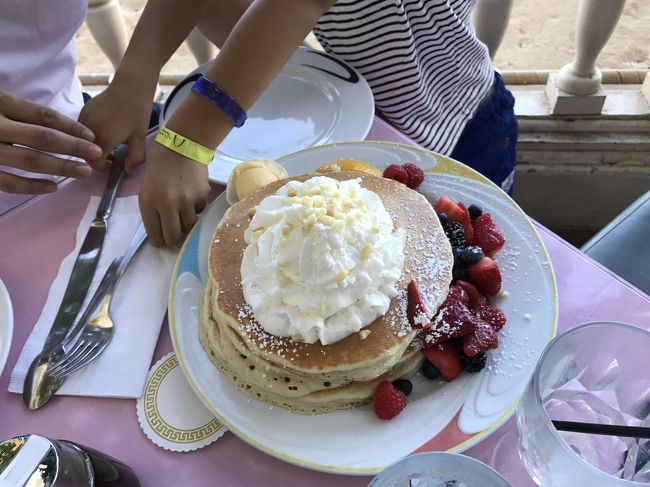 あとはパンケーキ。<br />これ、結構な大きさです。