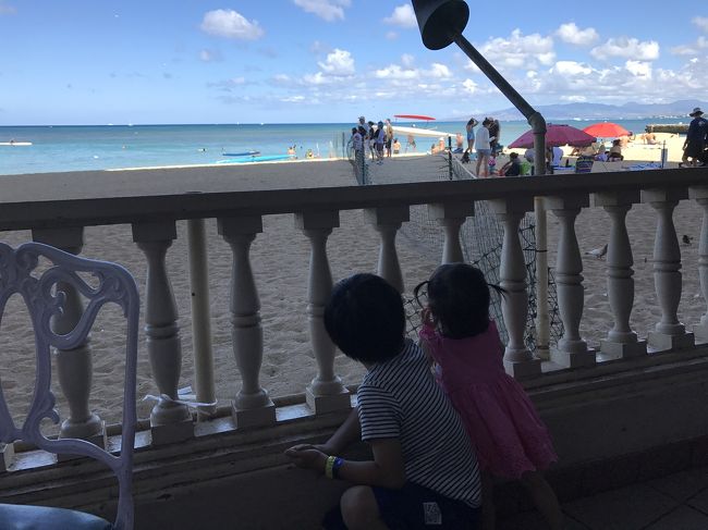 木の下で食べる朝食、、ずっと憧れていたんです♪<br />店内は7割日本人、ほかは欧米人でした。