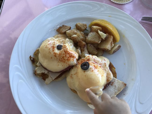 テクテク歩くこと、15～20分？<br />ハウツリーラナイに到着☆<br /><br />やっぱりここはエッグベネディクトを。<br />娘のお手手が見えてる^^