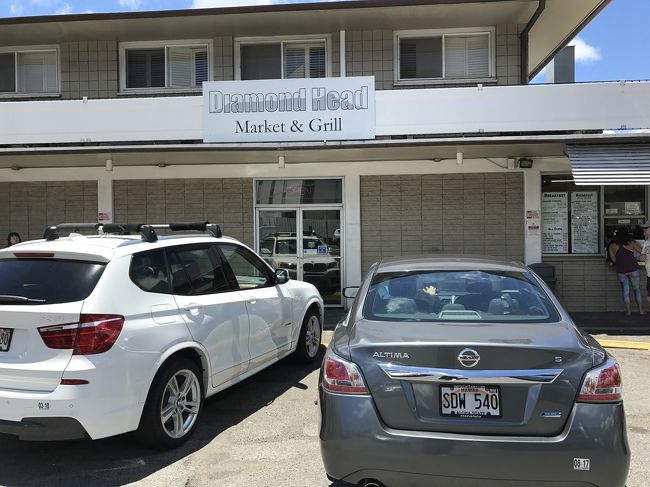 その後はお部屋へ戻り、この後どうしようかと・・・ふとフリーペーパーを見ると、日本人がされてるレンタカー会社を発見。(ワンズレンタカー）電話してみると、レンタカー空いてるよ～とのことで、12時前レンタカー会社の人にホテルにピックアップしてもらい、レンタカー会社へ行きました。<br /><br />そしてまず向かったのは･･･<br />ダイヤモンドヘッドグリルでランチを調達☆