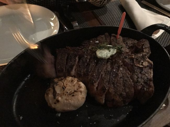 ジャーン！<br />暗闇の写真でもはや黒い塊にしか見えませんが、、<br />ジュージューお肉です^^