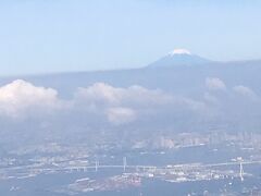 今日は珍しくテイクオフしてからすぐに富士山が見えました。

東京湾から見る富士山もいいですね。