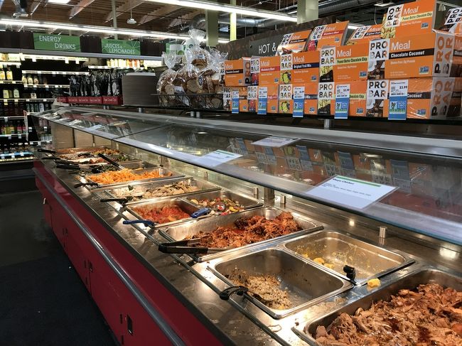 お惣菜やお野菜のはかり売り～<br />こちらでランチを調達☆<br />あとは、ポキ丼も買いました♪