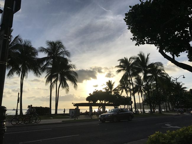 で、最後にワイケレアウトレットに寄って、<br />UGGで娘のブーツと、またもやラルフで子供服を買って<br />レンタカー返却しました。<br />もう夕暮れです。<br />（本当はカイルアの後、ハレイワにも行く予定でしたが、、<br />　まったくもって時間なかった^^;）