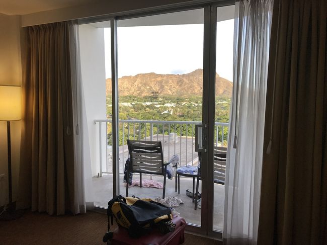 ダイヤモンドヘッドも夕日に照らされています。