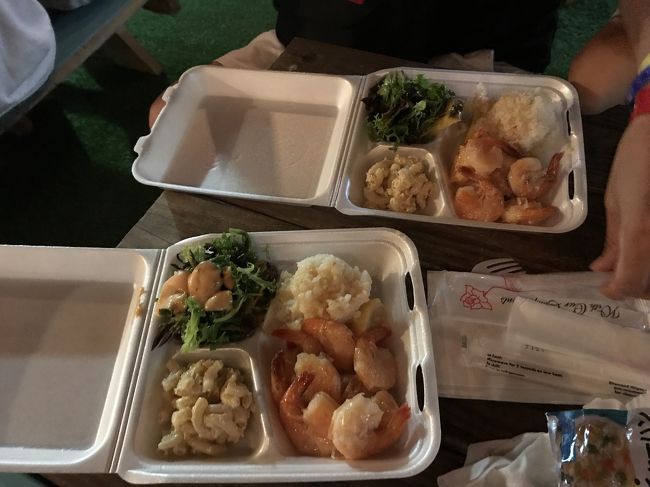 今回ハレイワに行く時間がなかったので、ガーリックシュリンプを<br />食べてないことに気づき、ガイドブックで調べて最終日に盛り込みましたー！<br />しかーしお味は普通でした！<br />そして翌年来たときには、ワゴンのお店（他のワゴン）も<br />すべてなくなってました^^;