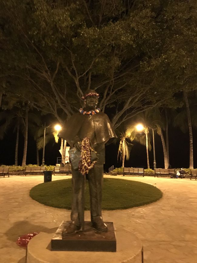 テクテク歩いて帰りますー<br />いや、実際はその後、何か欲しいと免税店（23時ごろまで営業）と<br />ロイヤルハワイアンを覗いて、、<br />ママはフェラガモでポシェットをお買い上げ♪^^