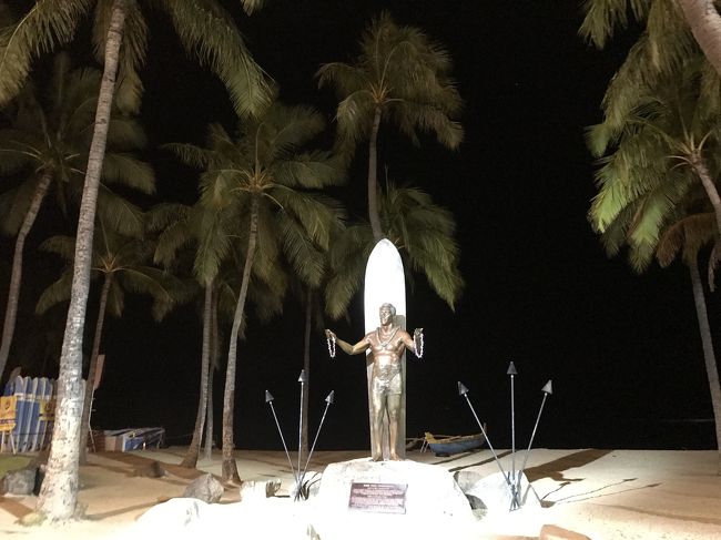 さらには、ノードストロームラック（深夜1時頃まで営業?）で<br />掘り出し物ないか寄り道し、、このときすでに12時過ぎー<br />（息子はベビーカーでねんね、娘は抱っこ紐でねんね･･･）<br /><br />ワイキキの12時過ぎは、少し危ない匂いが･･･<br />バー以外のレストラン等は23時頃に閉店が多く、観光客はほぼいませんでした。<br />代わりに、現地の酔っ払いたちが、ビーチのベンチでたむろしていて、、<br />少し怖くて早歩きで帰りましたー