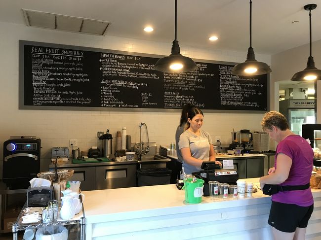 ホテル1階のタッカー&amp;ベビーでテイクアウト☆<br />ブーブー言ってたホテルですが、1階にはこんなオシャレなカフェが<br />あったり、スタバもあったり、夜中までどんちゃん騒ぎのバーが<br />あったり、義経って日本食のお店があったり、、と<br />ガイドブックに載ってるお店が何軒か入っていました。