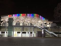 港側の、虹色にライトアップされたライトレールの「真愛碼頭駅」
