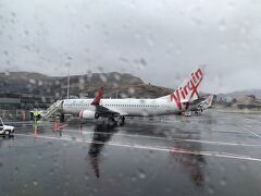 クイーンズタウン空港に着きました。
かなり小ぶりな空港。ボーディングブリッジはありません。
小ぶりなんだけど、飛行機の便数はそれなりに多いです。