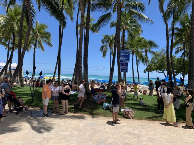 カラカウア通りを進みます。<br />この辺は人がいっぱい居ます！