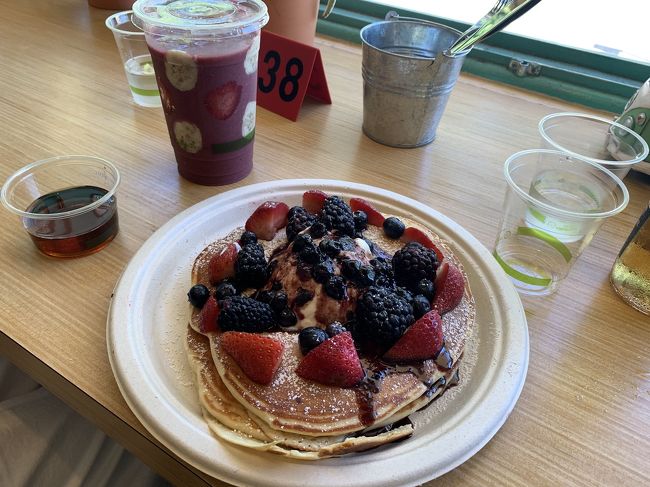 ベリーパンケーキとフライドライスを注文。<br />パンケーキはふぁふぁで美味しかった。<br />写真撮り忘れたけど、フライドライスがめっちゃ美味かった！バターと醤油の味付けが絶妙！<br />リピート決定です！<br />その他、エッグベネディクトやサンドイッチ、ポケ丼もあるようです。日本語は通じないけど、日本語メニューはあります。