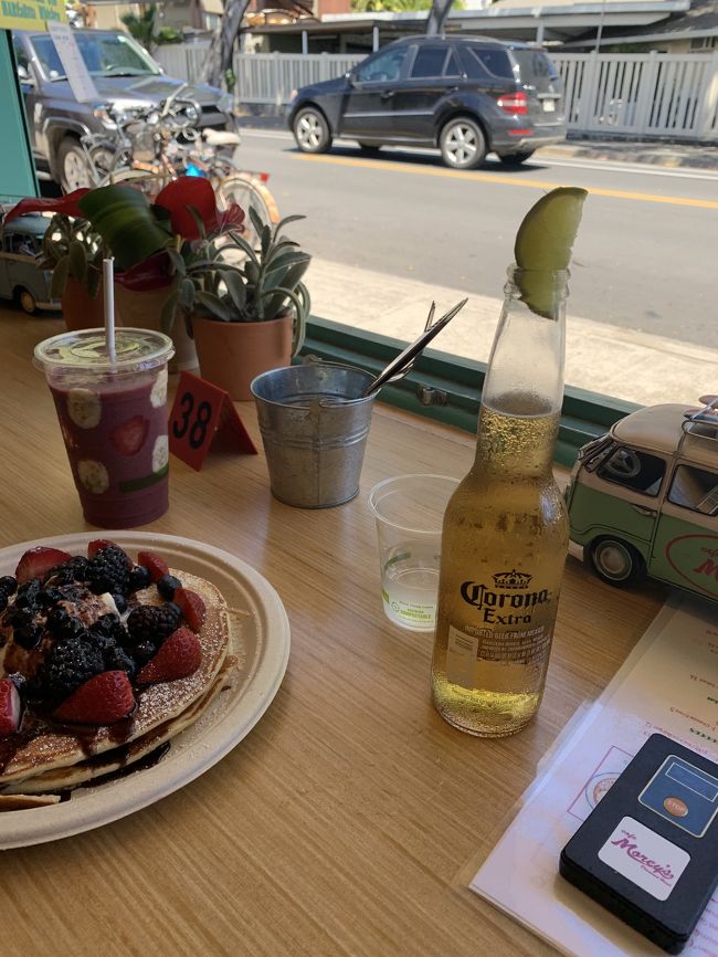 飲み物はアサイースムージーとビールを注文<br />