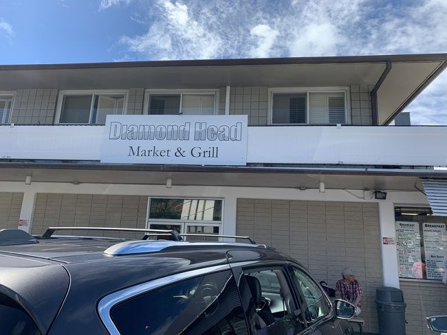 ダイヤモンドヘッドマーケット&amp;グリル前にあるバス停まで戻ってきました。<br />この店も混んでましたよ。<br />帰りのトローリーはダイヤモンドヘッドルックアウトを14時50分発の最終便です。